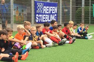 Reifen Stiebling & Falken bringen „Fußballfabrik“ ans Laufen