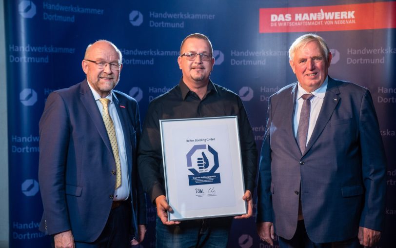 Reifen Stiebling und weitere Unternehmen aus der Region wurden von der Handwerkskammer Dortmund und NRW-Arbeitsminister Karl-Josef Laumann mit dem Siegel für Ausbildungsqualität ausgezeichnet.